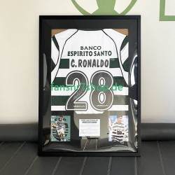 Cristiano Ronaldo Nr. 28 Sporting CP Retro Heimtrikot 2001 – signiert, Premium-Rahmen